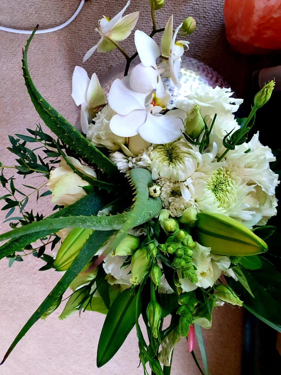 White/Cream Coloured Parisian Posy